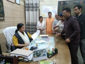 Hindu society submits memorandum demanding removal of shops in Mahamaya temple complex located in Sikri Khurd