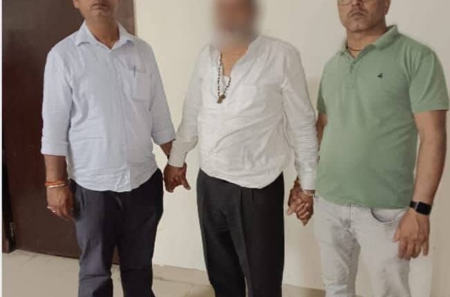 Seeing the ACB team, the Tehsildar who demanded a bribe of Rs 1 lakh jumped over the wall and ran away