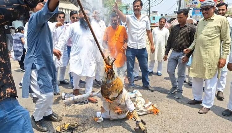 Workers of the Industry Trade Delegation burnt an effigy of terrorism at Rampur District Government Hospital crossing