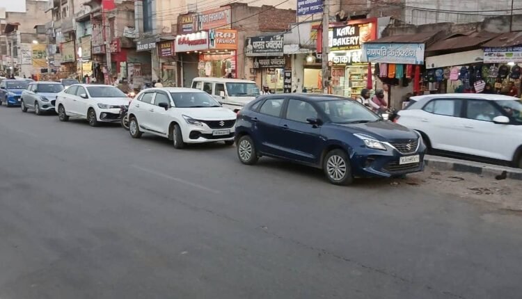 A bridge worth crores of rupees has become a victim of encroachment due to illegal parking of vehicles