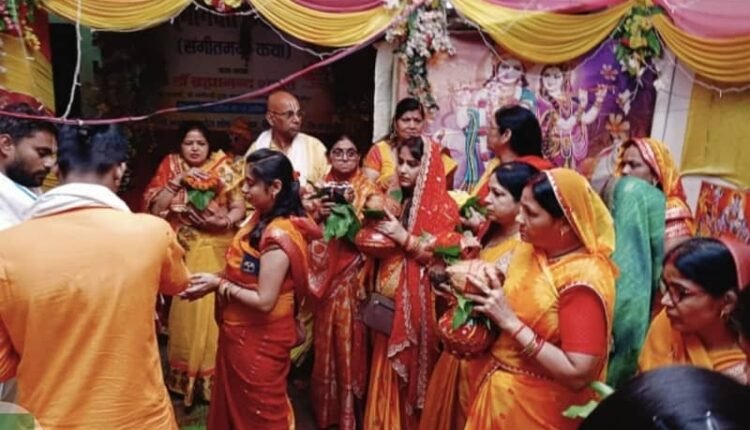 To get the grace of God, it is necessary to have knowledge and detachment along with devotion