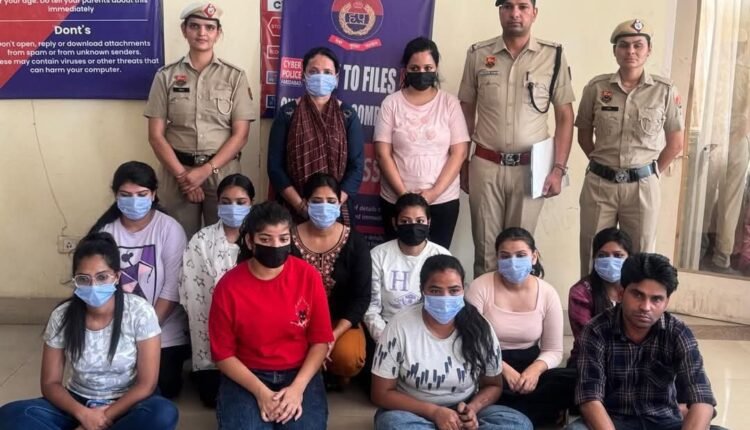 12 accused arrested in case of fraud in the name of providing facility on credit card