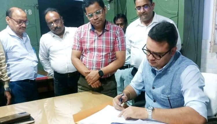 Badaun: The new DM took charge