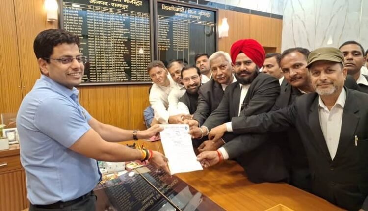 Police misbehaved with an advocate in Rampur's Tehsil Milk, complaint made to DM and SP