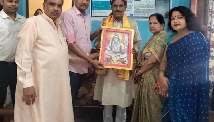 Rampur: BJP District President congratulated senior litterateur Dr. Chandraprakash Sharma on receiving Bharat Ratna Gaurav Award.