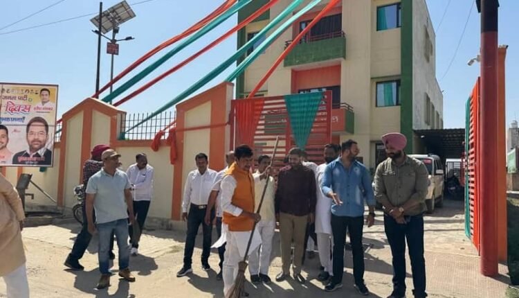 Rampur: District President Harish Gangwar launched cleanliness campaign at Bharatiya Janata Party office