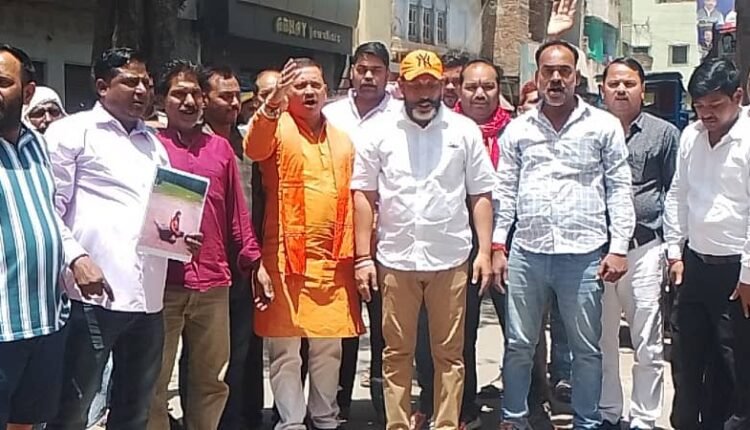 Mirzapur: Hindu Yuva Vahini workers took to the streets against the terrorist incident in Kashmir, burnt the effigy of terrorism