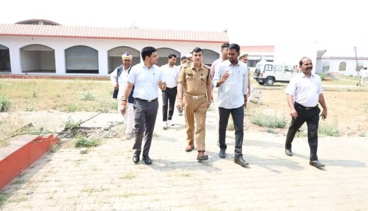 The District Magistrate inspected the wheat purchasing centers operating in Mandi Samiti Milak