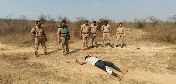 A joint police team of Lalganj police station, SOG and surveillance team injured a notorious cow smuggler/miscreant with a bounty of ₹20,000 in a police encounter