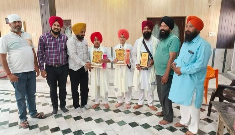 Rampur News: These children were honored for wearing beautiful turbans in Sikh form, speech competition organized