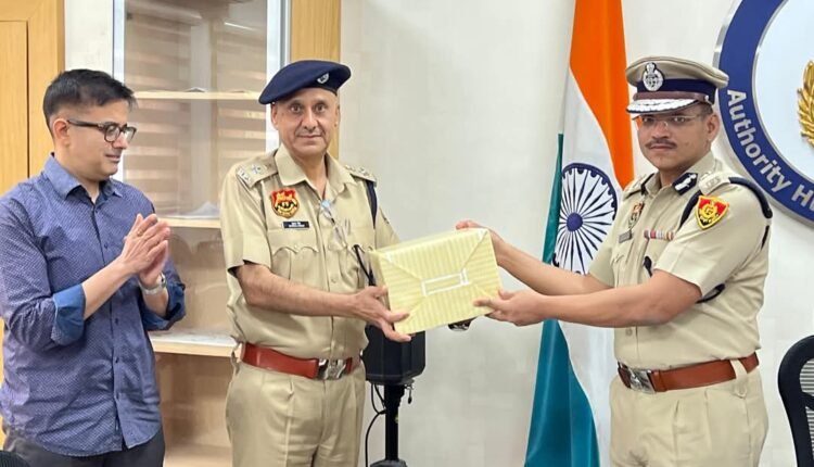 Farewell party of police officers, Police Commissioner Satendra Kumar Gupta honoured them and wished them well