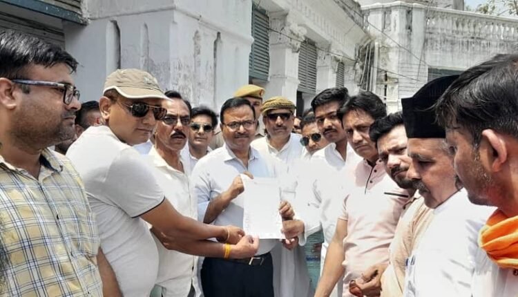 The traders reached the Collectorate and handed over a memorandum to the District Magistrate and staged a strong protest demanding a medical college.
