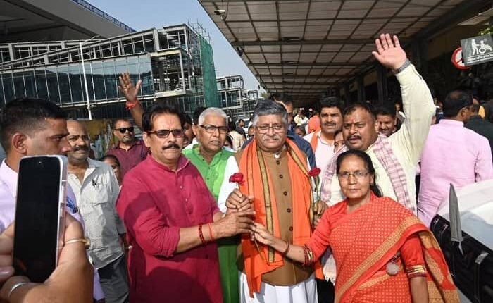 Muslim women together congratulated MP Ravi Shankar Prasad, expressed happiness over the Waqf amendment