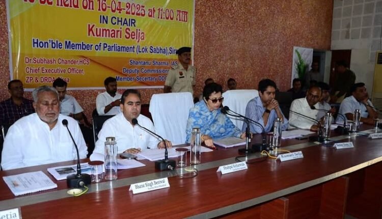 In the meeting of Disha, MP Kumari Selja took a class of the officers