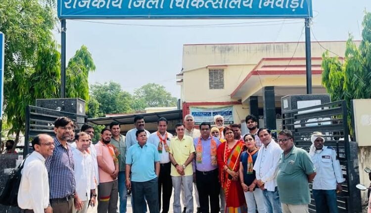 BJP workers distributed fruits on the birthday of Tijara MLA