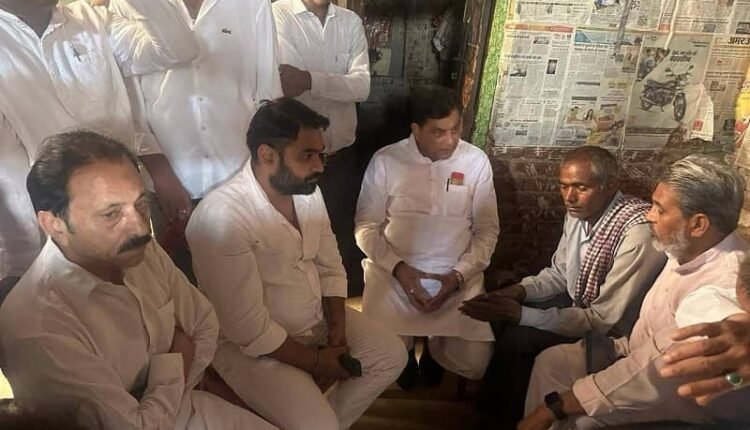 Rampur: Western Youth Congress met the victim's family in Saifni village, paid tribute to Sanjay Kapoor's mother