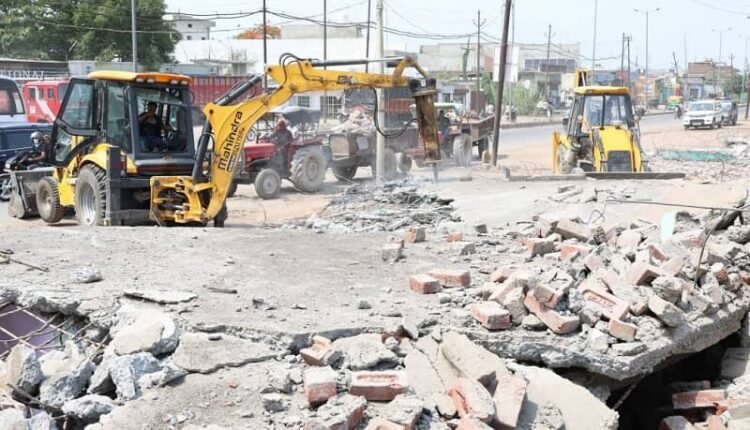 The municipality freed 30 shops from illegal encroachment at Pahadi Gate