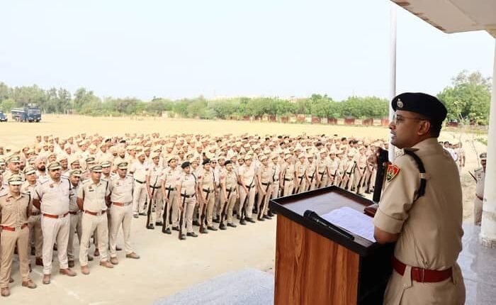 SP Dr. Mayank Gupta himself reached the parade ground, took the salute of the weekly general parade and inspected the parade.