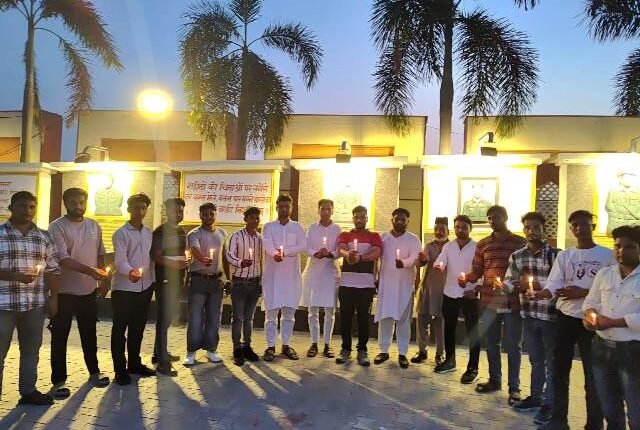 Rampur Congress leaders paid tribute to the soldiers martyred in the Pakistan attack