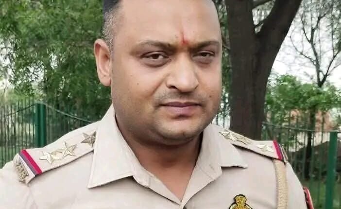 Fake inspector arrested in Mathura-Vrindavan: He used to extort money by roaming around in a Fortuner, used to call himself CO promoted