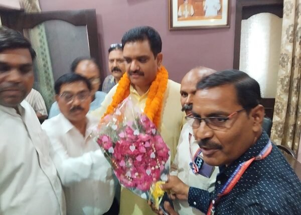 UP Crime Prevention Committee President Asim Arun ji was welcomed by the workers on his arrival in Badaun
