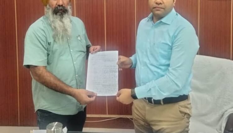 A memorandum in the name of the Chief Minister was submitted to the SDM to conduct elections using belt paper