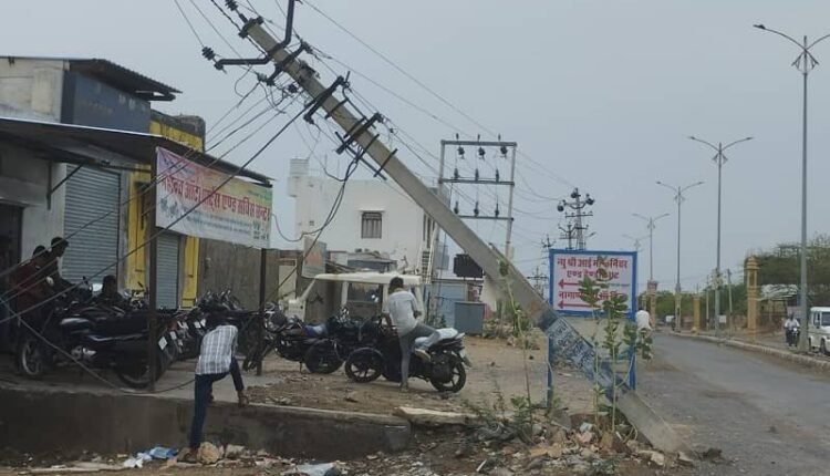 Electricity pole fell due to storm on Safed Aakda Road, power supply disrupted since late night- Life affected in scorching heat