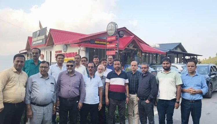 Rampur Distributor Association held its annual meeting in Mukteshwar, there was open discussion on transparency, cooperation and challenges in business