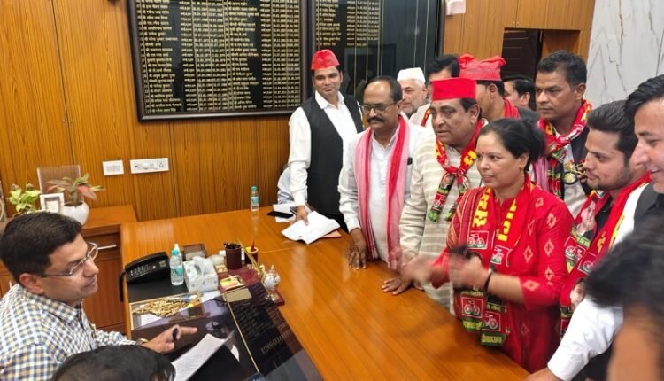 Rampur: SP delegation handed over a memorandum addressed to the President to the District Magistrate, condemning the threats and attack on the SP leader