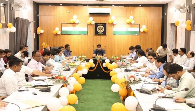 Rampur News: District Magistrate held a meeting with officials regarding revenue works