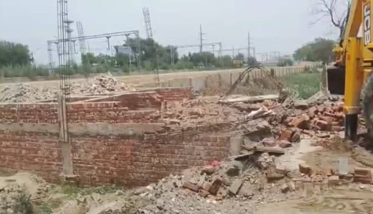 Major action of Ghaziabad Development Authority: Illegal plotting demolished in Mainapur of Enforcement Zone-3