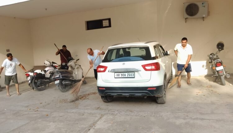 Sirsa police gave the message of keeping the environment clean by doing voluntary work: SP Dr. Mayank Gupta