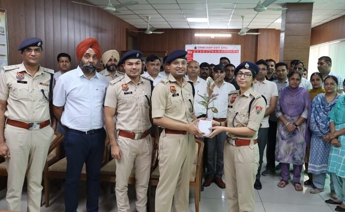 SP Dr. Mayank Gupta organized a grand farewell ceremony on the completion of the training period of trainee IPS Uttam Pehal and wished him a bright future