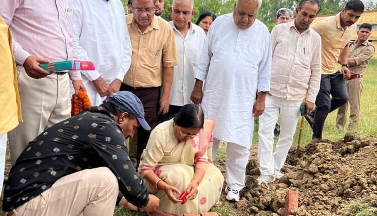 Modinagar MLA Dr. Manju Shivach laid the foundation stone of the hall in Patla Degree College, inaugurated development works in village Dabana