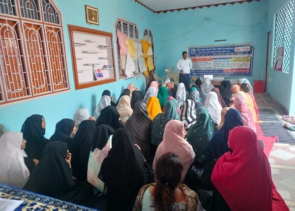 Rampur: Pratham Sanstha organized a glimpse activity on the topic "What to do after 10th?" at Center Gher Mubarak Shah