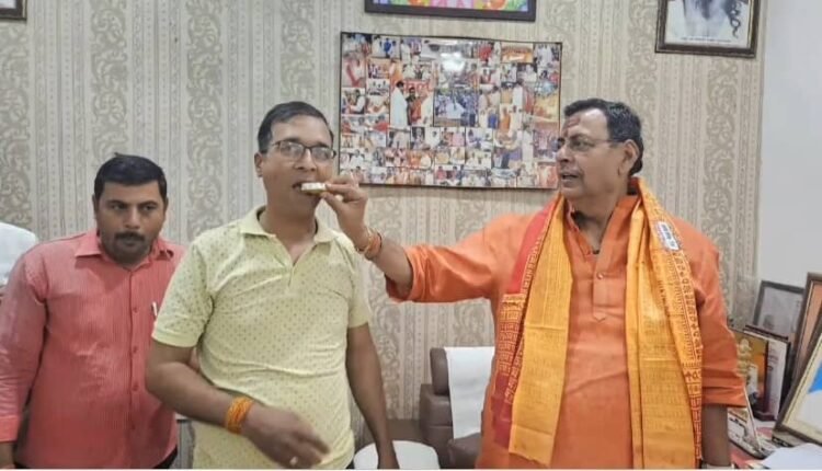 Mirzapur: On the success of Operation Sindoor, city MLA Ratnakar Mishra distributed sweets and congratulated the army