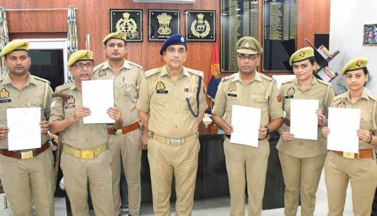 Rampur: SP honored the policemen by giving them a certificate for their excellent work on the Public Grievance Review Portal
