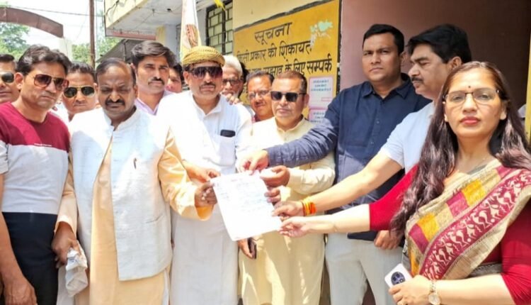 Rampur: Udyog Vyapar Mandal protested against the Commercial Tax Department, raised objection on fake notice and heavy penalty