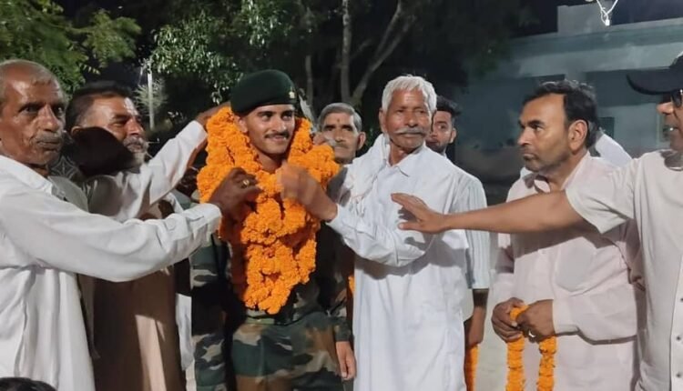 After completing his training, Agniveer reached his village. Villagers gave him a grand welcome with garlands of flowers and drums. Agniveer soldier became emotional after hugging his mother.