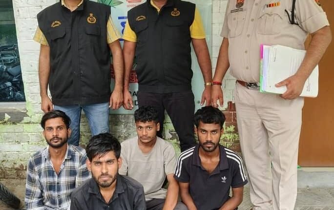 Four accused arrested for robbing by spraying pepper in eyes