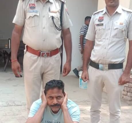 Ellenabad police arrested a drug smuggler with 14.045 grams of heroin,