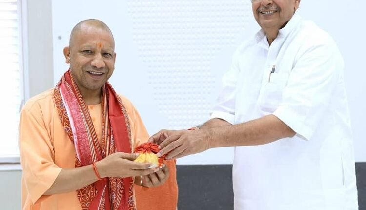 Vindhyadham MLA Ratnakar Mishra met CM Yogi and presented the Prasad of Maa Vindhyavasini
