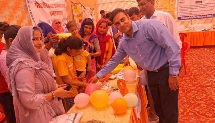 The misdeeds of unruly forest inspector Aditya Sharma came to light once again, he raised a stick on media personnel, video went viral on social media