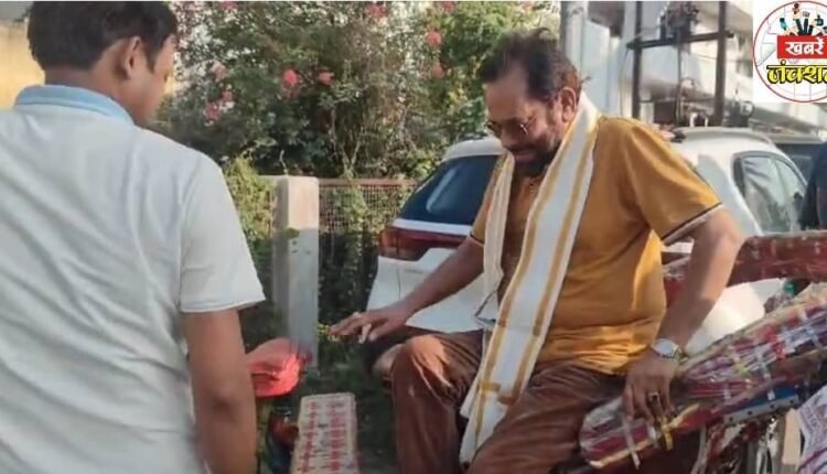 Rampur: Mukhtar Abbas Naqvi arrived by rickshaw, did yoga in yoga camp, planted neem saplings