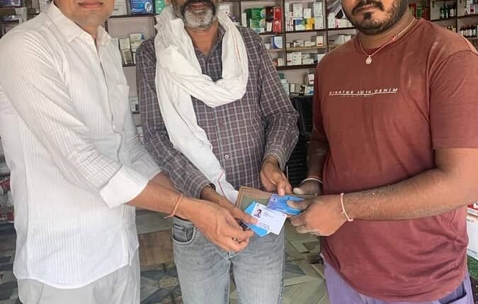 The police personnel presented a unique example of honesty by returning the purse full of thousands of rupees and important documents to the owner