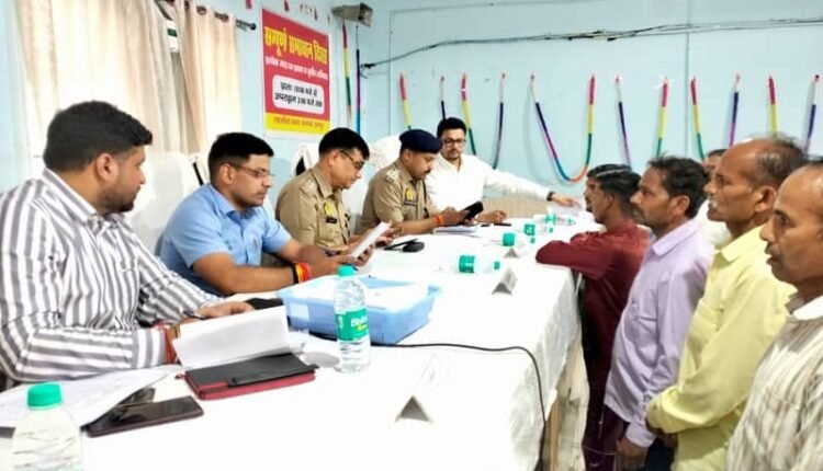 On the complete solution day, DM and SP heard the public complaints in Tehsil Swar