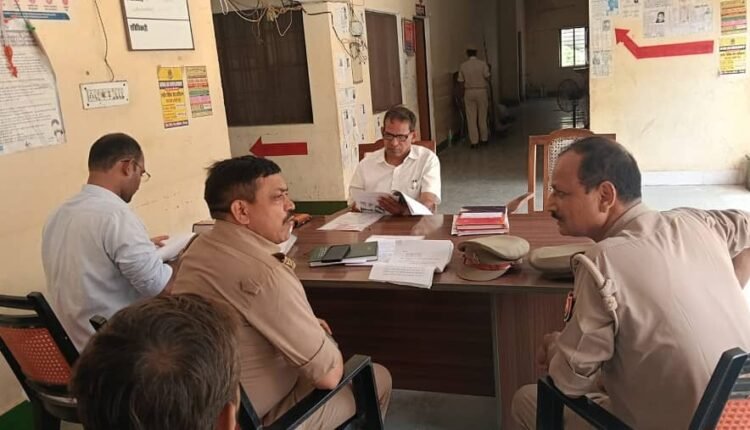SDM Sadar Gulab Chandra heard public problems on police station resolution day, gave strict instructions to officers