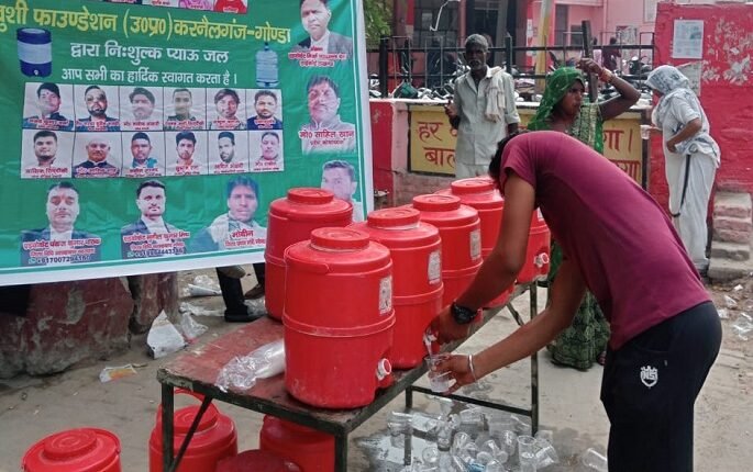 Cold water was given to passersby and jalebi was distributed
