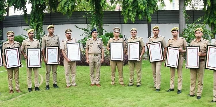 SP Rampur honored Social Media Cell for excellent work in Operation Parwah