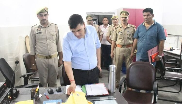 Superintendent of Police Rampur inspected the police line and offices, also took information about the problems from the recruit constables